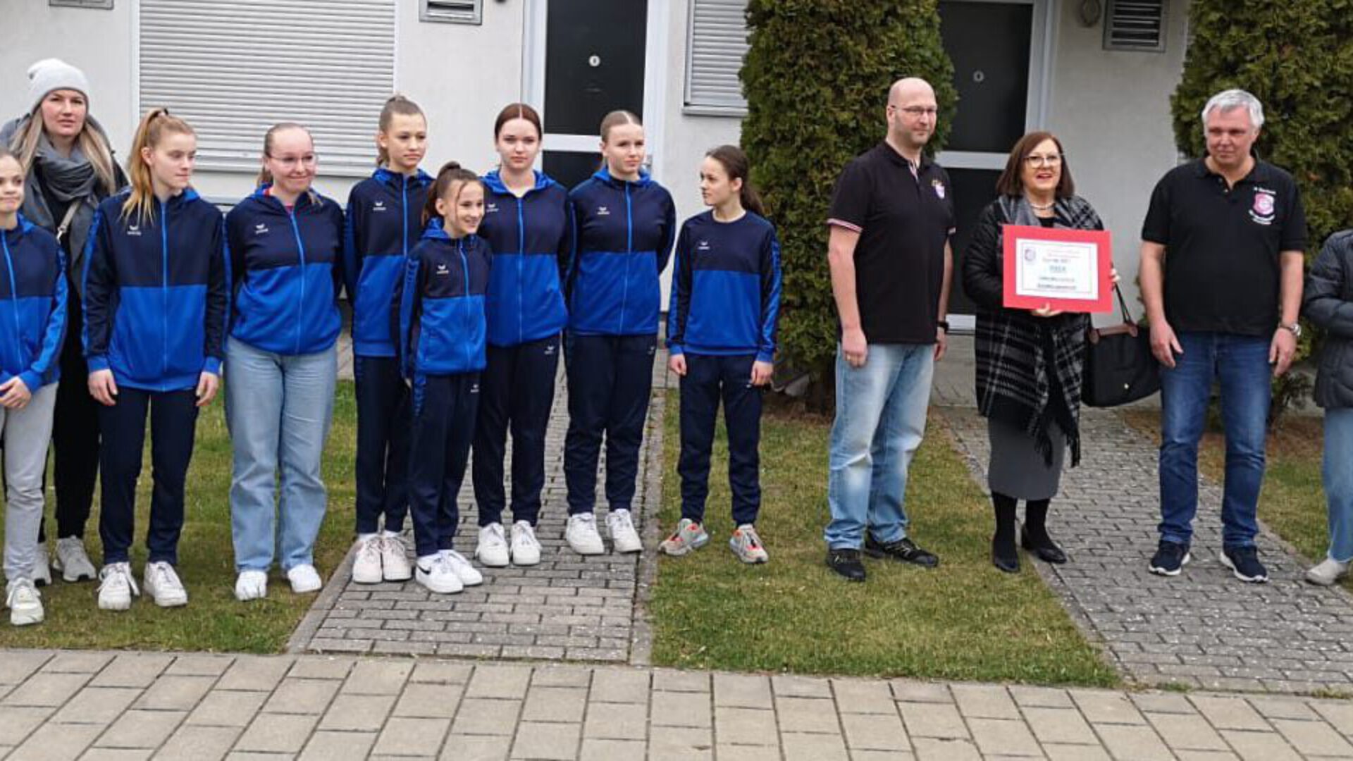 Spendenübergabe 2023 | 1000€ | Weibliche C-Jugend Handball TSV Amicitia Viernheim | Haus des Lebens – Schulranzenaktion