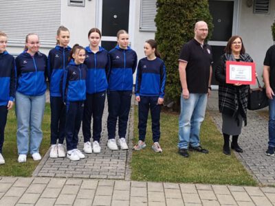 Spendenübergabe 2023 | 1000€ | Weibliche C-Jugend Handball TSV Amicitia Viernheim | Haus des Lebens – Schulranzenaktion